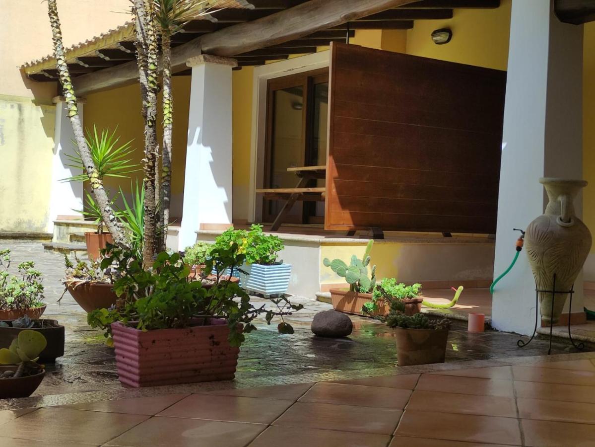 Casa Il Cortile Fiorito Apartman Tortolì Kültér fotó